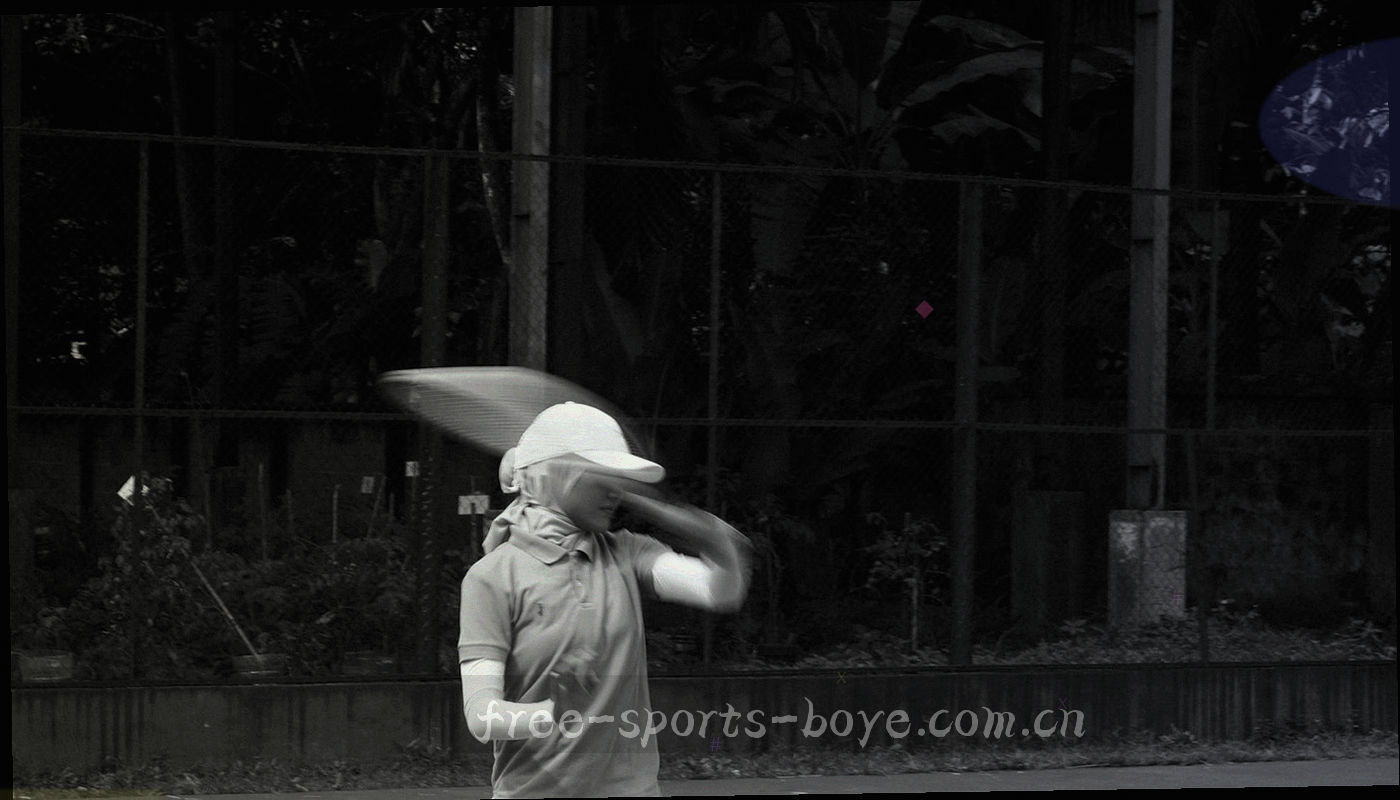 数据仪表盘上的折线与柱形图叠加在球场草坪纹理上，画面不含可识别的人物
